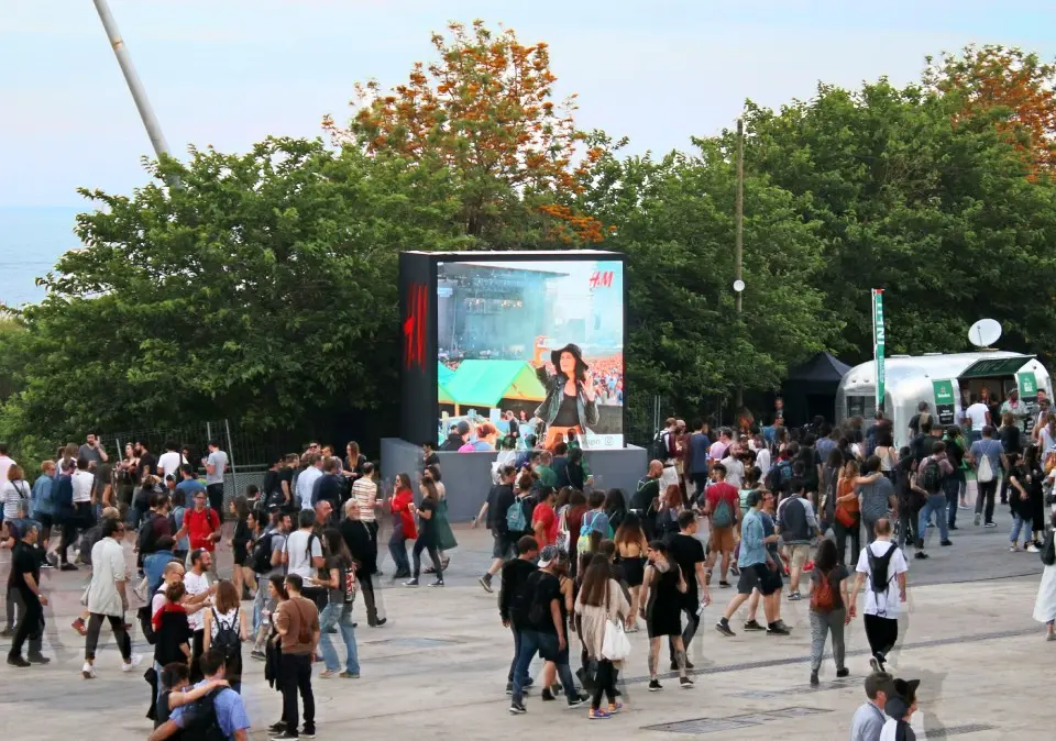 Cube of screens showing a giant selfie, standing in the middle of the crowded Primavera Sound venue