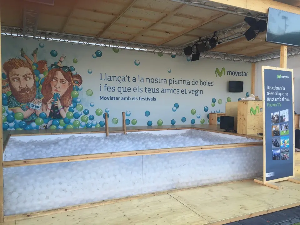 Ball pit pool with a colorful mural and a Movistar information panel next to it